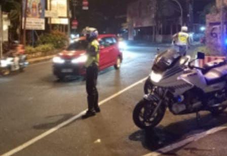 Satuan Lalu Lintas (Sat Lantas) Polresta Manado menggelar operasi “Silau Mata” pada malam hari. Operasi ini bertujuan untuk memastikan kelancaran dan kenyamanan bagi para pengguna jalan di malam hari, Selasa (2/7/2024).
