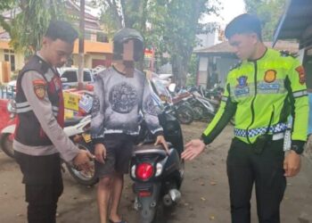 Patroli rayon Satuan Samapta Polresta Manado melakukan kegiatan rutin patroli pada hari ini di beberapa titik strategis di kota. Dalam operasi yang dilaksanakan, petugas berhasil menemukan dua unit kendaraan roda dua yang tidak dilengkapi dengan Tanda Nomor Kendaraan Bermotor (TNKB), Rabu (3/7/2024).