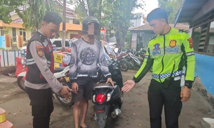 Patroli rayon Satuan Samapta Polresta Manado melakukan kegiatan rutin patroli pada hari ini di beberapa titik strategis di kota. Dalam operasi yang dilaksanakan, petugas berhasil menemukan dua unit kendaraan roda dua yang tidak dilengkapi dengan Tanda Nomor Kendaraan Bermotor (TNKB), Rabu (3/7/2024).