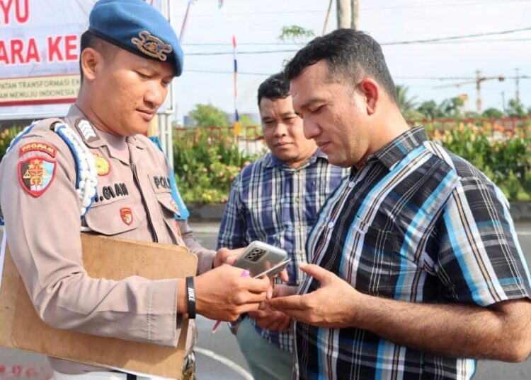 PERIKSA: Anggota Propam Polres Pelabuhan Belawan memeriksa HP salah seorang personel terkait permainan judi online, Kamis (4/7/2024).(Foto Dok/Polres Belawan)