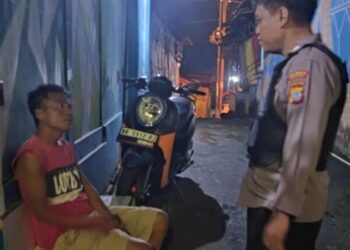 Polsek Tuminting melaksanakan kegiatan sambang warga pada malam hari, Rabu (3/7/2024) malam. Kegiatan ini bertujuan untuk mendengarkan langsung keluhan dan aspirasi warga serta memberikan solusi terhadap permasalahan yang dihadapi di lingkungan mereka.