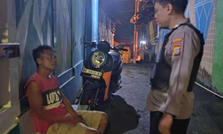Polsek Tuminting melaksanakan kegiatan sambang warga pada malam hari, Rabu (3/7/2024) malam. Kegiatan ini bertujuan untuk mendengarkan langsung keluhan dan aspirasi warga serta memberikan solusi terhadap permasalahan yang dihadapi di lingkungan mereka.