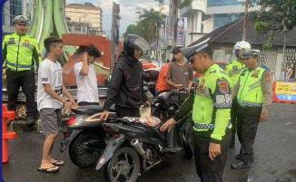 Satuan Lalu Lintas Polresta Manado gencar melaksanakan patroli rutin di jalan raya guna menjaga ketertiban dan keamanan. Pagi ini, mereka melaksanakan penindakan terhadap kendaraan-kendaraan yang tidak menggunakan tanda nomor kendaraan bermotor (TNKB). Aksi ini dilakukan sebagai bagian dari upaya pencegahan terhadap potensi pelanggaran dan kejahatan yang dapat terjadi di wilayah tersebut, Kamis (4/7/2024).