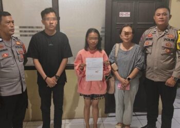 Bhabinkamtibmas Polsek Tuminting berhasil menyelesaikan kasus penggelapan uang sebesar Rp. 8.200.000 yang melibatkan pelaku bernama Stevany Robot dan korban Ibu Johanna E. Allen. Dalam kasus ini, pelaku telah menggelapkan uang melalui ATM milik korban, Kamis (4/7/2024).