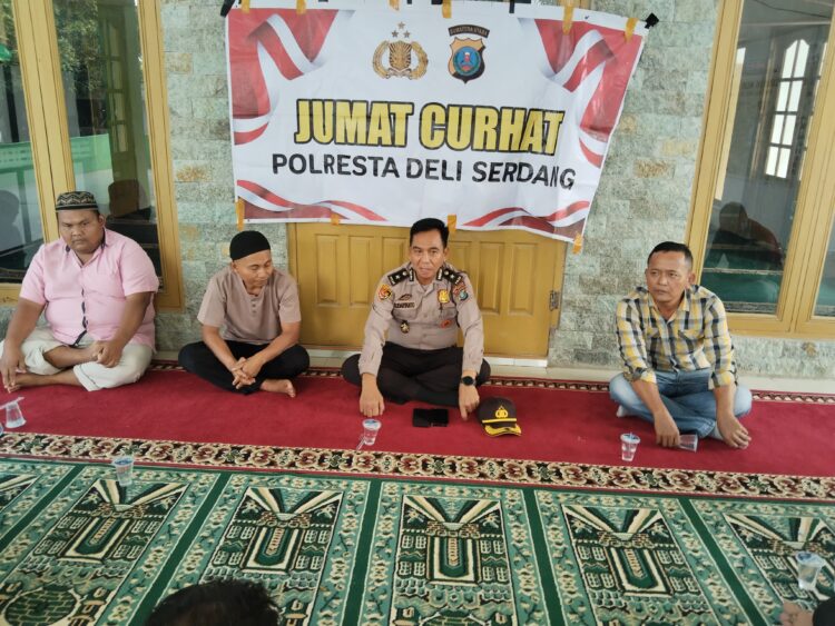 JUMAT CURHAT: Polresta Deliserdang menggelar Jumat Curhat di masyarakat Desa Tanjung Mulia, Kecamatan Tanjung Morawa, Jumat (5/7/2024). (Foto Dok/ Polresta DS)
