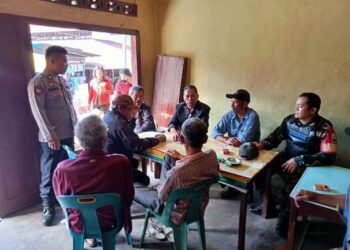 Polres Samosir melalui personil Bhabinkamtibmas dan Polsek jajaran melaksanakan kegiatan Jumat Curhat di wilayah hukum Polres Samosir. Kegiatan ini bertujuan menciptakan keamanan menjelang pelaksanaan Pemilukada 2024. Jumat, (05/07/2024)