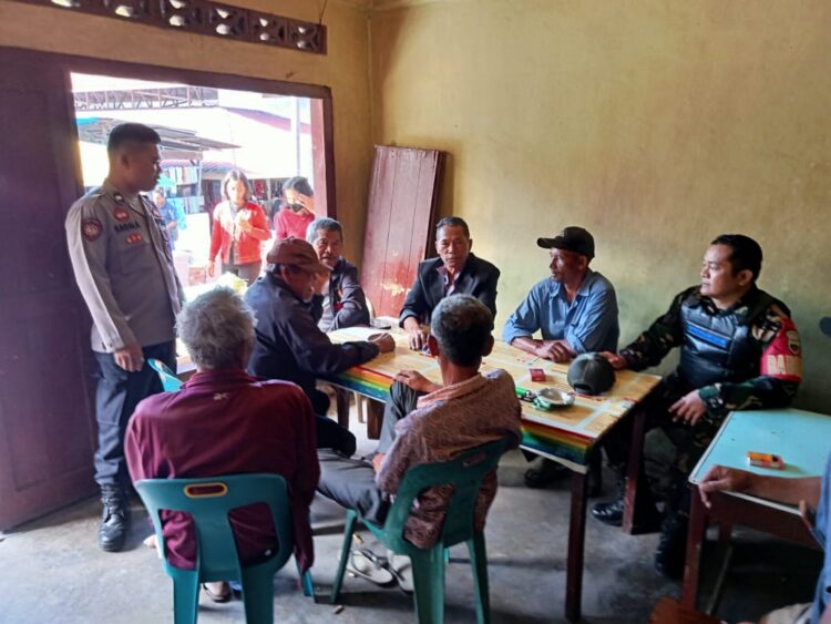 Polres Samosir melalui personil Bhabinkamtibmas dan Polsek jajaran melaksanakan kegiatan Jumat Curhat di wilayah hukum Polres Samosir. Kegiatan ini bertujuan menciptakan keamanan menjelang pelaksanaan Pemilukada 2024. Jumat, (05/07/2024)