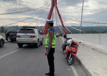 Personil Piket Fungsi Sat Lantas Polres Samosir mendapati banyaknya kendaraan yang parkir di Jembatan Tano Ponggol Pangururan. Menanggapi situasi tersebut, Brigpol Egidium Silitongan dan Bripda Aldi Ginting segera menuju lokasi untuk melakukan pencegahan kemacetan. Sabtu (06/07/2024)