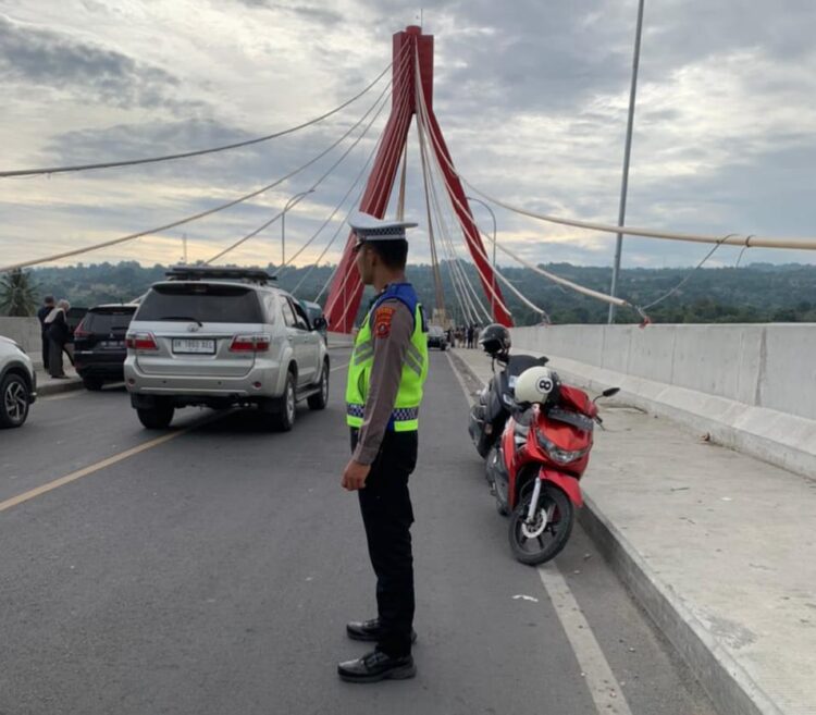 Personil Piket Fungsi Sat Lantas Polres Samosir mendapati banyaknya kendaraan yang parkir di Jembatan Tano Ponggol Pangururan. Menanggapi situasi tersebut, Brigpol Egidium Silitongan dan Bripda Aldi Ginting segera menuju lokasi untuk melakukan pencegahan kemacetan. Sabtu (06/07/2024)