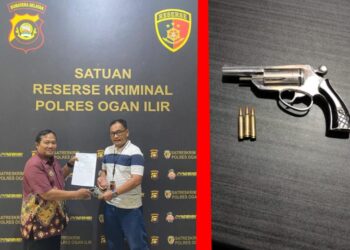Satuan Reserse Kriminal Polres Ogan Ilir menerima penyerahan senjata api rakitan dan amunisi dari warga Desa Purnajaya, Kecamatan Indralaya Utara, Kabupaten Ogan Ilir, pada Jumat, 5 Juli 2024 sekitar pukul 15.00 WIB. Penyerahan ini dilakukan oleh Kepala Desa Purnajaya, Joni Syafdariyandi, S.Sos., dan diterima langsung oleh Kanit Idik 1 Pidum Sat Reskrim Polres Ogan Ilir, IPDA Ettah Yuliansyah, S.E.