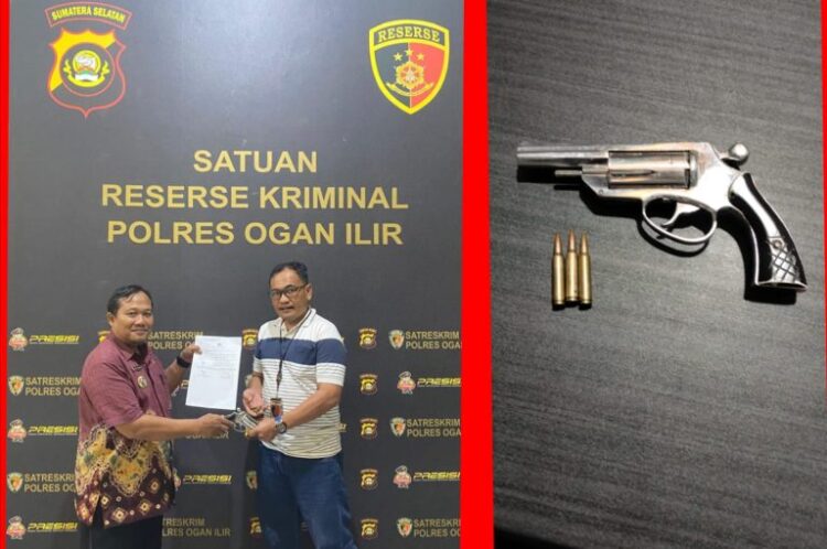 Satuan Reserse Kriminal Polres Ogan Ilir menerima penyerahan senjata api rakitan dan amunisi dari warga Desa Purnajaya, Kecamatan Indralaya Utara, Kabupaten Ogan Ilir, pada Jumat, 5 Juli 2024 sekitar pukul 15.00 WIB. Penyerahan ini dilakukan oleh Kepala Desa Purnajaya, Joni Syafdariyandi, S.Sos., dan diterima langsung oleh Kanit Idik 1 Pidum Sat Reskrim Polres Ogan Ilir, IPDA Ettah Yuliansyah, S.E.