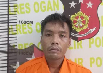 Tim Gabungan dari Polres Ogan Ilir bersama Jatanras Polda Sumatera Selatan berhasil menangkap pelaku pengeroyokan yang menyebabkan kematian di sebuah warung kopi. Pelaku, Apriadi Darma Putra alias Colet, berhasil ditangkap di rumahnya di Jalan Abi Kusno, Kelurahan Kemang Agung, Kecamatan Kertapati, Kota Palembang, pada Sabtu, 6 Juli 2024.