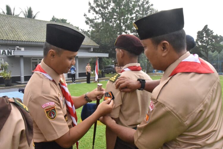 Komandan Lanud J.B. Soedirman selaku Majelis Pembimbing (Mabi) Saka Dirgantara Letkol Pnb Tatag Onne Setiawan, M. Han., mengukuhkan 28 orang anggota baru Saka Dirgantara terdiri dari anggota Pramuka Penegak Putra dan Putri dari sekolah-sekolah tingkat SMA dan SMK di wilayah Kabupaten Banjarnegara dan Purbalingga, bertempat di Lapangan Mako Lanud J.B. Soedirman, Purbalingga. Minggu (07/07/2024).