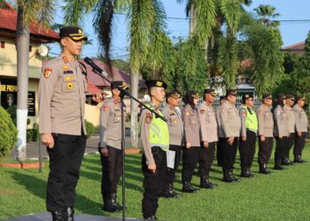 AKBP Andi Baso Rahman, SH, SIK, M.Si mengakhiri masa jabatannya sebagai Kapolres Ogan Ilir dengan memimpin apel pagi pada Senin, 8 Juli 2024, pukul 07.00 WIB. Dalam momen perpisahan yang penuh haru ini, beliau mengucapkan salam hangat dan rasa bangganya kepada seluruh jajaran personel Polres Ogan Ilir atas dedikasi mereka dalam menjalankan tugas sehari-hari sebagai anggota Polri.