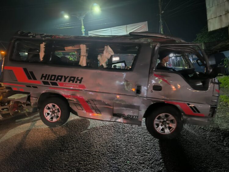 Kecelakaan lalu lintas tunggal menimpa mobil rombongan wisatawan di jalan raya Desa Sangkanayu, Kecamatan Mrebet, Kabupaten Purbalingga, Minggu (7/7/2024) sore. Mobil jenis Isuzu ELF diduga mengalami rem blong sehingga keluar jalur dan terguling hingga menabrak rumah warga. Sejumlah penumpang mengalami luka-luka dan mendapat perawatan di rumah sakit.