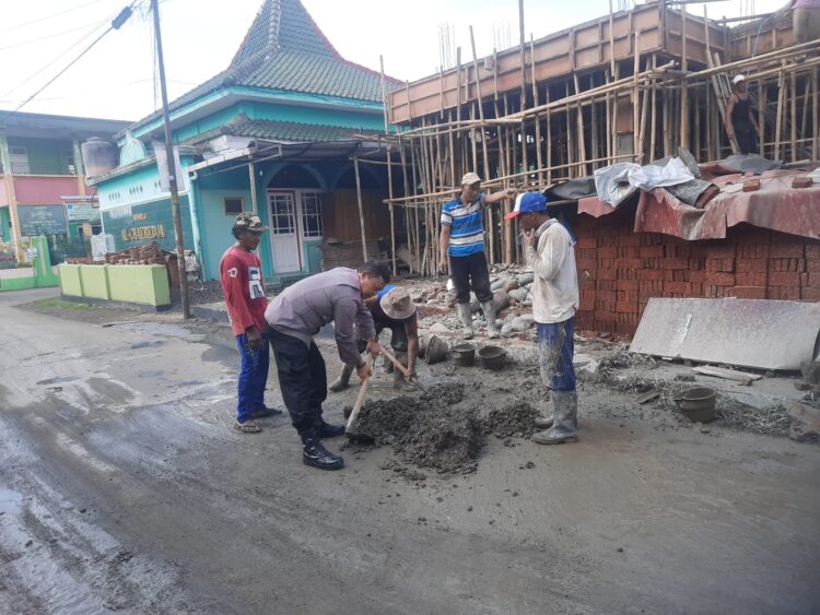 Polsek Sokaraja Polresta Banyumas Polda Jateng melaksanakan kerjabakti pembangunan pengecoran Gedung MWC NU Sokaraja yang berada di Desa Sokaraja kulon Kec. Sokaraja beberapa waktu lalu, Sabtu (6/7/24). Dalam kegiatan tersebut, nampak Kapolsek Sokaraja AKP Soetrisno, SH, bersama Ketua MWC NU Sokaraja KH Gus Irchamni dan pengurus NU Sokaraja beserta warga kompak gotong royong dalam pengecoran lantai dua gedung.