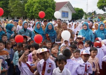 Siswa baru dari tingkat PAUD, SD hingga SMP baik negeri maupun swasta se Kabupaten OKI yang mengawali hari pertama sekolah akan mengikuti MPLS (Masa Pengenalan Lingkungan Sekolah). Kegiatan ini dilakukan secara serentak di Kabupaten OKI dan dibuka secara simbolis oleh Bunda PAUD OKI Ny, Sukmawati Asmar, SE.