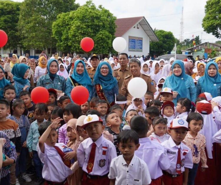Siswa baru dari tingkat PAUD, SD hingga SMP baik negeri maupun swasta se Kabupaten OKI yang mengawali hari pertama sekolah akan mengikuti MPLS (Masa Pengenalan Lingkungan Sekolah). Kegiatan ini dilakukan secara serentak di Kabupaten OKI dan dibuka secara simbolis oleh Bunda PAUD OKI Ny, Sukmawati Asmar, SE.