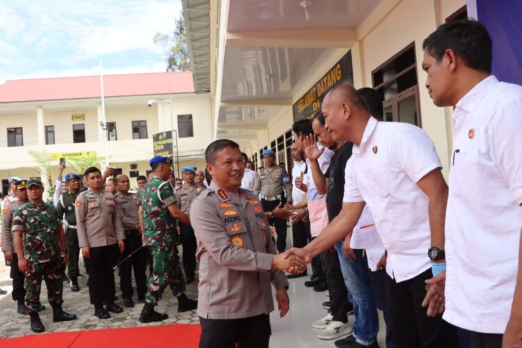 BERI APRESIASI: Kapolda Sumut, Komjen Pol Agung Setya Imam Effendi mengapresiasi keberhasilan mengungkap pelaku pembakar rumah wartawan di Karo, Senin (8/7/2023). (Foto Dok/ Polda Sumut)