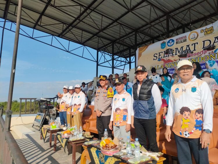 Pembukaan Gala Siswa Indonesia (GSI) Kabupaten Ogan Ilir tahun 2024 berlangsung meriah dan penuh semangat. Dengan mengucapkan Bismillahirahmanirohim, Wakil Bupati Ogan Ilir, H. Ardani, SH.,MH, secara resmi membuka acara tersebut pada Senin (08/07/2024).