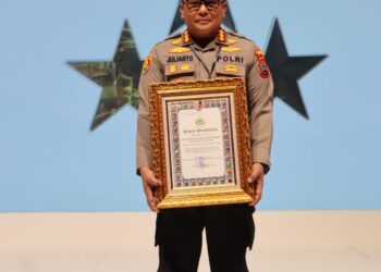 Penghargaan tersebut diserahkan langsung oleh Kapolri Drs. Listyo Sigit Prabowo kepada Kapolresta Manado Kombes Pol Julianto Sirait dalam sebuah acara yang berlangsung di Jakarta. Kombes Pol Julianto Sirait menerima penghargaan ini dengan penuh rasa syukur dan bangga, mengingat kerja keras dan dedikasi seluruh jajaran Polresta Manado dalam memberikan pelayanan terbaik kepada masyarakat.