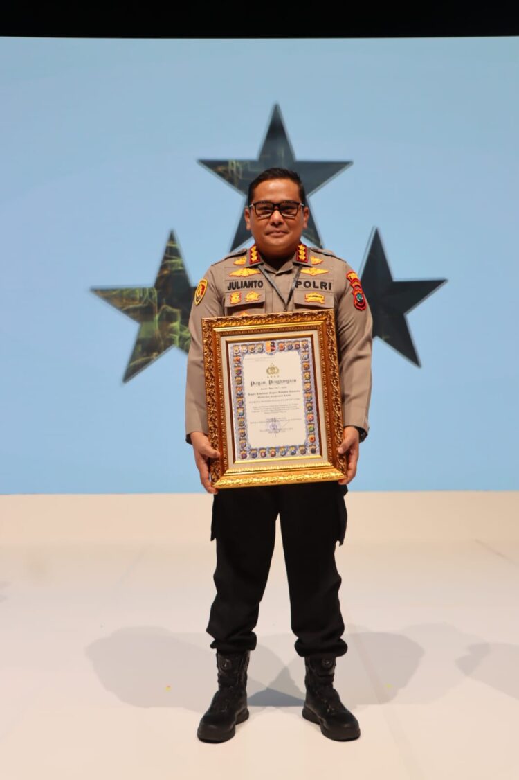 Penghargaan tersebut diserahkan langsung oleh Kapolri Drs. Listyo Sigit Prabowo kepada Kapolresta Manado Kombes Pol Julianto Sirait dalam sebuah acara yang berlangsung di Jakarta. Kombes Pol Julianto Sirait menerima penghargaan ini dengan penuh rasa syukur dan bangga, mengingat kerja keras dan dedikasi seluruh jajaran Polresta Manado dalam memberikan pelayanan terbaik kepada masyarakat.