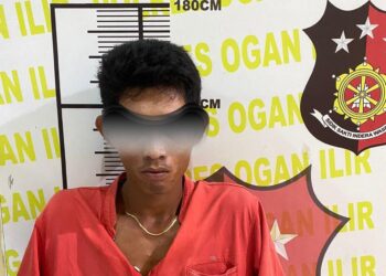 Petugas mengamankan pria yang bernama Amaro alias Uki Bin Harun Roni (21) yang saat itu berada di rumah di Dusun I RT/RW 001 Desa Sudimampir, Kecamatan Indralaya, Kabupaten Ogan Ilir.
