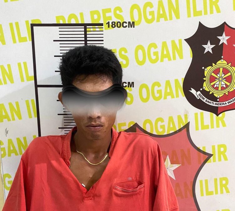 Petugas mengamankan pria yang bernama Amaro alias Uki Bin Harun Roni (21) yang saat itu berada di rumah di Dusun I RT/RW 001 Desa Sudimampir, Kecamatan Indralaya, Kabupaten Ogan Ilir.