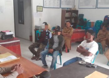 Personil Bhabinkamtibmas Brigadir Ardiansyah Butarbutar bersama Pemerintah Desa Sosor Dolok telah berhasil melakukan mediasi terkait dugaan tindak pidana penganiayaan yang terjadi di lokasi parkir Objek Wisata Air Terjun Efrata. Pertemuan mediasi ini dilaksanakan di Kantor Desa Sosor Dolok Kecamatan Harian Kabupaten Samosir. Selasa, (09/07/2024).
