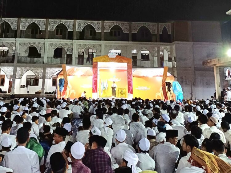 Keluarga Besar Pondok Pesantren Darul Munawwarah menyelenggarakan peringatan Tahun Baru Islam 1 Muharram 1446 H di Halaman Kampus Ma'had Aly, Pidie Jaya, Selasa (09/07/2024).