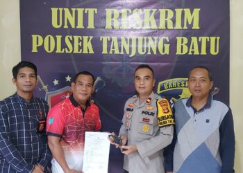 Pada Selasa, 9 Juli 2024, sekitar pukul 11.59 WIB, di Mako Polsek Tanjung Batu, Ketua Forum Kepala Desa Kecamatan Tanjung Batu, Bapak Firmansyah, menyerahkan satu pucuk senjata api rakitan kepada Kapolsek Tanjung Batu IPTU Yusri Meriyansyah, S.H. Penyerahan ini dilakukan dengan disaksikan oleh Kanit Reskrim IPDA Fitra Hadi dan Ps. Kanit Intelkam Aipda Prawoto.