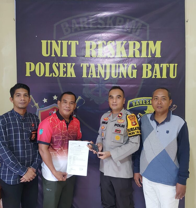 Pada Selasa, 9 Juli 2024, sekitar pukul 11.59 WIB, di Mako Polsek Tanjung Batu, Ketua Forum Kepala Desa Kecamatan Tanjung Batu, Bapak Firmansyah, menyerahkan satu pucuk senjata api rakitan kepada Kapolsek Tanjung Batu IPTU Yusri Meriyansyah, S.H. Penyerahan ini dilakukan dengan disaksikan oleh Kanit Reskrim IPDA Fitra Hadi dan Ps. Kanit Intelkam Aipda Prawoto.