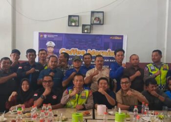 Kasat Lantas Iptu M. Ari Saputra saat coffee morning bersama insan pers yang bertugas di Nagan Raya.