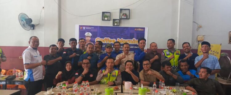 Kasat Lantas Iptu M. Ari Saputra saat coffee morning bersama insan pers yang bertugas di Nagan Raya.