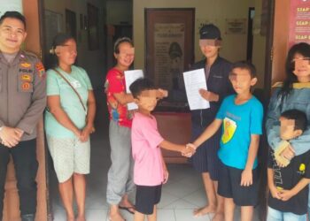 Polsek Bunaken telah berhasil menyelesaikan kasus kekerasan terhadap anak yang terjadi di wilayahnya. Keberhasilan ini tidak lepas dari kerja keras dan dedikasi seluruh tim kepolisian dalam mengungkap dan menyelesaikan masalah ini dengan cepat dan efektif, Rabu (10/7/2024).
