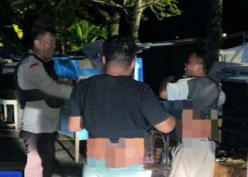 Polsek Malalayang, Manado, mengambil langkah inovatif dengan meluncurkan program baru yang dikenal sebagai ‘Sikat Pemabuk Jalanan’. Program ini bertujuan untuk meningkatkan keamanan dan ketertiban masyarakat (kamtibmas) di wilayah tersebut. Dalam pelaksanaannya, petugas dari Polsek Malalayang melakukan razia intensif terhadap para pemabuk jalanan yang sering menjadi sumber gangguan ketertiban umum di sekitar kawasan tersebut, Selasa (9/7/2024).