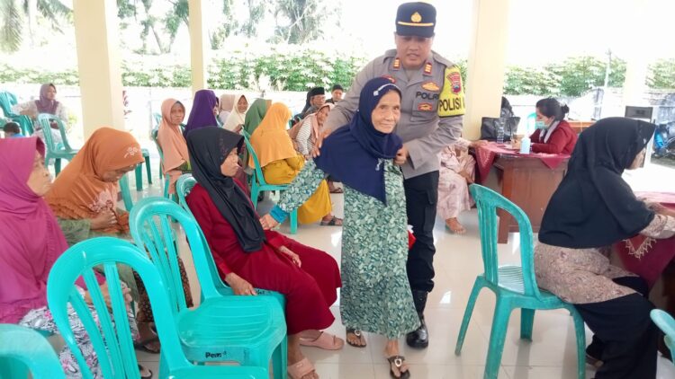 Polsek Ajibarang Polresta Banyumas Polda Jateng bekerjasama dengan RSUD Ajibarang menggelar baksos berupa pemeriksaan kesehatan dan pengobatan gratis dalam rangka HUT Bhayangkara ke 78. Bertempat di Pendopo Kantor Desa Banjarsari Kecamatan Ajibarang, kegiatan ini dihadiri oleh Forkompimcam Ajibarang, Kabid Sarpras dan pengembangan SDM RSUD Ajibarang, Kades Banjarsari, anggota Polsek Ajibarang, tim pemeriksa kesehatan dan warga masyarakat desa setempat, Rabu (10/7/24).