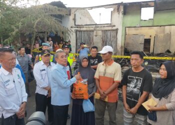 Kebakaran hebat melanda Pasar Buah di LK V RT 08 Kelurahan Tanjung Raja Utara, Kecamatan Tanjung Raja, Kabupaten Ogan Ilir, pada Rabu sore. Kapolsek Tanjung Raja, AKP Zahirian, beserta jajarannya, segera melaksanakan Pengamanan (PAM) dan turut mendampingi Wakil Bupati Ogan Ilir, H. Ardani, dalam memberikan bantuan kepada para korban.