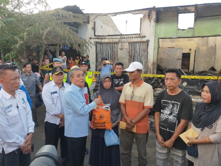 Kebakaran hebat melanda Pasar Buah di LK V RT 08 Kelurahan Tanjung Raja Utara, Kecamatan Tanjung Raja, Kabupaten Ogan Ilir, pada Rabu sore. Kapolsek Tanjung Raja, AKP Zahirian, beserta jajarannya, segera melaksanakan Pengamanan (PAM) dan turut mendampingi Wakil Bupati Ogan Ilir, H. Ardani, dalam memberikan bantuan kepada para korban.