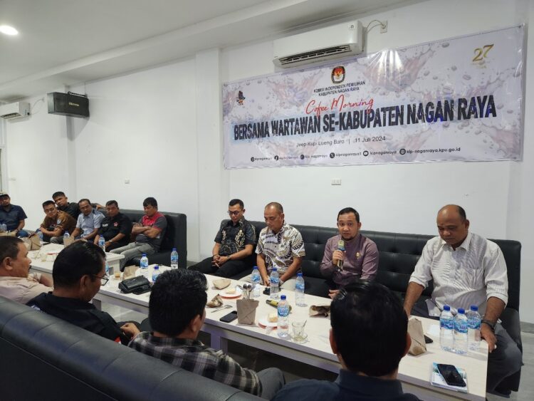 Ketua Komisi Independen Pemilihan (KIP) Nagan Raya, Danda Runtaka saat menggelar coffe morning dengan para wartawan yang bertugas dalam Kabupaten setempat. Kegiatan coffe morning tersebut, berlangsung Kamis (11/7/2024) di Jeep Kupi II Gampong Lung Baro Kecamatan Suka Makmue.