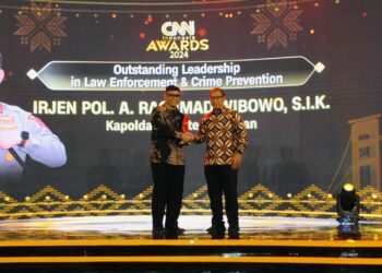 Kapolda Sumsel Irjen A Rachmad Wibowo meraih penghargaan khusus ‘Outstanding Leadersehip in Law Enforcement and Crime Prevention’ dalam ajang penghargaan CNN Indonesia Awards 2024 yang digelar disalah satu hotel ternama di Palembang, Sumatra Selatan, Rabu malam (10/7/2024). Penghargaan bergengsi tersebut diberikan langsung oleh Direktur Transmedia Latif Harnoko kepada Kabid Humas Polda Sumsel yang mewakili Kapolda.