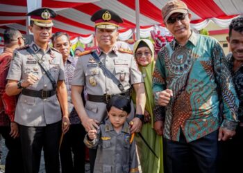 PERIKSA BARASAN: Kapolda Sumut Komjen Pol Agung Setya Imam Effendi periksa barisan pada upacara penutupan DIKTUK Bintara Polri T.A 2024, Kamis (11/7/2024). (Foto Dok/ Polda Sumut)