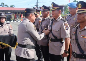 Polresta Deli Serdang melaksanakan upacara serah terima jabatan (Sertijab) Kabag Ren, Kabag Log, Kapolsek Tanjung Morawa, Kapolsek Bangun Purba, Kapolsek Kawasan Bandara Kualanamu, Kapolsek Pantai Labu dan Pelantikan Kapolsek Batang Kuis Polresta Deli Serdang bertempat di Lapangan Apel Polresta Deli Serdang, Kamis (11/7/2024).