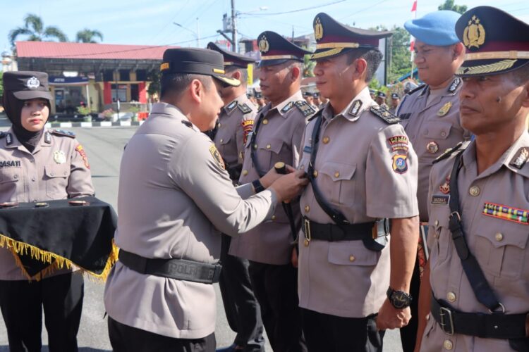 Polresta Deli Serdang melaksanakan upacara serah terima jabatan (Sertijab) Kabag Ren, Kabag Log, Kapolsek Tanjung Morawa, Kapolsek Bangun Purba, Kapolsek Kawasan Bandara Kualanamu, Kapolsek Pantai Labu dan Pelantikan Kapolsek Batang Kuis Polresta Deli Serdang bertempat di Lapangan Apel Polresta Deli Serdang, Kamis (11/7/2024).