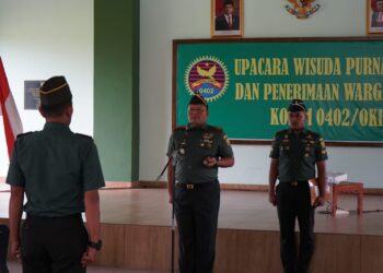 Komandan Kodim 0402/OKI Letkol Inf. Yontri Bhakti SH MH pimpin upacara wisuda purnawira (pensiun) dan tradisi penerimaan warga baru, bertempat di aula Mardawangsa Makodim 0402/OKI, Jalan Letnan Darna Jambi Kelurahan Paku Kecamatan Kayuagung Kabupaten Ogan Komering Ilir (OKI), Kamis (11/7/2024).