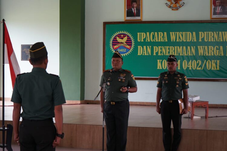 Komandan Kodim 0402/OKI Letkol Inf. Yontri Bhakti SH MH pimpin upacara wisuda purnawira (pensiun) dan tradisi penerimaan warga baru, bertempat di aula Mardawangsa Makodim 0402/OKI, Jalan Letnan Darna Jambi Kelurahan Paku Kecamatan Kayuagung Kabupaten Ogan Komering Ilir (OKI), Kamis (11/7/2024).