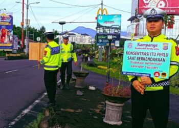 Personel Satuan Lalu Lintas Polresta Manado kembali menggelar program inovatif mereka, Pos Cakalang, sebagai upaya pencegahan kemacetan dan pelanggaran lalu lintas. Kegiatan ini dilakukan sebagai bagian dari komitmen mereka dalam meningkatkan kesadaran keselamatan bagi pengguna jalan, Kamis (11/7/2024).