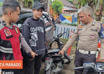 Personel dari Rayon Samapta Polresta Manado melaksanakan patroli presisi untuk meningkatkan keamanan di sekitar wilayah Kota Manado. Fokus utama patroli kali ini adalah untuk mengamankan kendaraan roda dua yang tidak dilengkapi dengan Tanda Nomor Kendaraan Bermotor (TNKB). Patroli yang dilaksanakan di beberapa titik strategis ini bertujuan untuk menekan angka pelanggaran dan meningkatkan kesadaran hukum di kalangan pengendara, Kamis (11/7/2024)