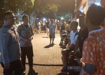 Personel Polresta Manado kembali melakukan sambang di malam hari. Kegiatan ini berlangsung pada Rabu malam (10/7/2024) di berbagai wilayah di Kota Manado.