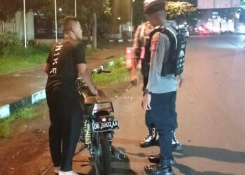 Personel Polresta Manado melaksanakan Kegiatan Rutin Yang Ditingkatkan (KRYD) di depan Mako Polresta Manado. KRYD ini bertujuan untuk meningkatkan keamanan dan ketertiban di wilayah sekitar mako.